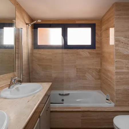 3 Bed Townhouse With Garden & Terraces In Sun & Golf Nueva Andalucia בית נופש מארבלה